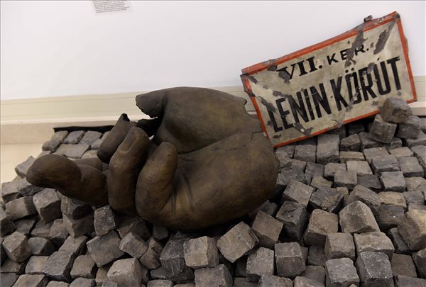 kiallitas_mng_1956_rol