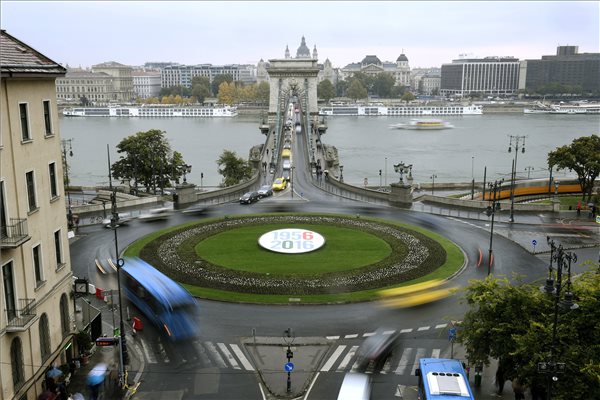 clark_adam_ter_lanchid_budapest_2016okt