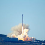 Vandenberg légi támaszpont, 2017. január 14.
Felbocsátják a SpaceX amerikai ûrkutatási magánvállalat tíz mûholdat szállító Falcon 9-es hordozórakétáját a kaliforniai Vandenberg légi támaszponton 2017. január 14-én. A felbocsátás után kilenc perccel az elsõ rakétafokozat visszatért a Földre és sikeresen leszállt a légi támaszponttól délre, a Csendes-óceánon rá váró hajóra. A mûholdakat az Iridium Communications társaság megbízásából juttatják a világûrbe. (MTI/AP/Matt Hartman)