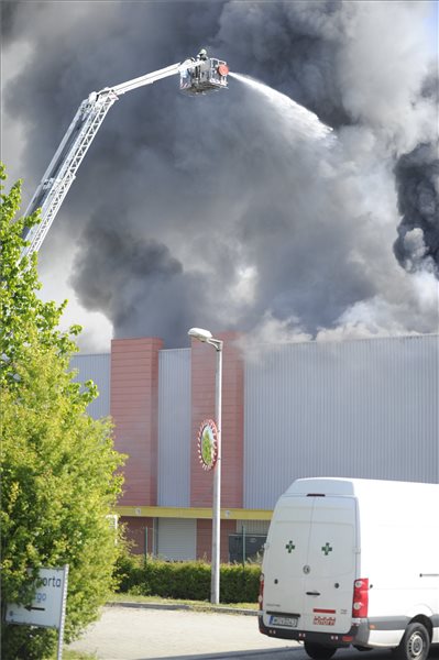 Budaors_gyogyszeraktar_tuzeset3_2017apr25