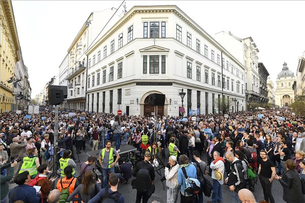 ceu_tiltakozas_elolanc_bp_2017apr4