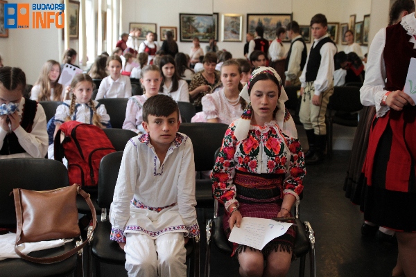 17_05_09_Viragok_vetelkedese (2)