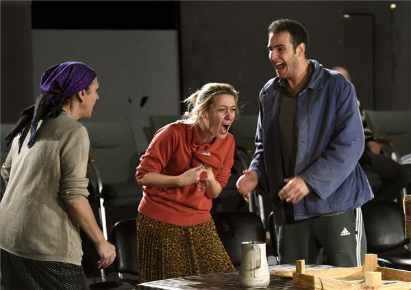 Spolarics Andrea (b) Matrjona, Balsai Móni (k) Anyisztja és Brasch Bence (j) Nyikita szerepében