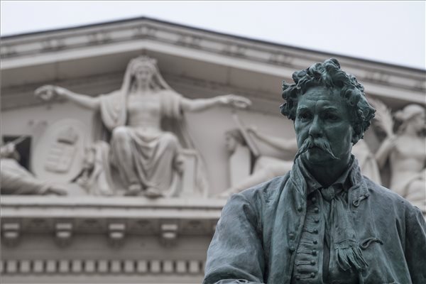 mnm_arany_janos_szobor2_2018jan