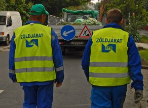 Budaörs, 2010-09-14 Városképek a BTG-nek. Zöldjárat gyűjti a zöldhulladékot