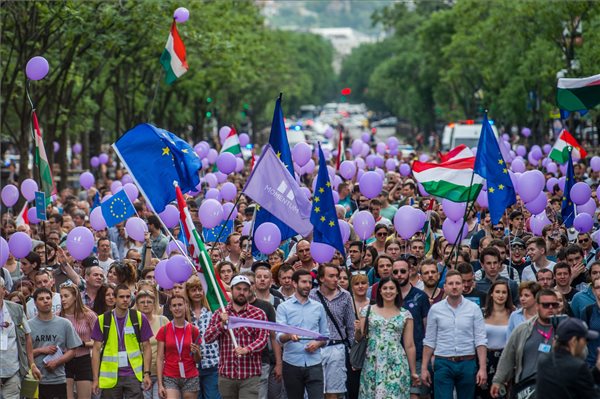 momentum_tuntetes_2018majus1