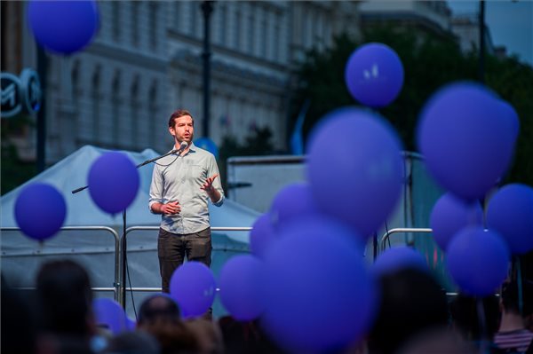 momentum_tuntetes_2018majus1_fekete_gyor_andras