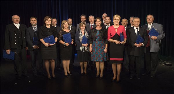 Csoportkép a Pro Cultura Minoritatum Hungariae díjjal kitüntetettekről, jobbról Soltész Miklós, a Miniszterelnökség egyházi, nemzetiségi kapcsolatokért és az üldözött keresztények megsegítéséért felelős államtitkára (j9) és Langerné Victor Katalin, az Emberi Erőforrások Minisztériumának (Emmi) társadalmi felzárkózásért felelős helyettes államtitkára (j8) a fővárosi Uránia Nemzeti Filmszínházban 2018. október 13-án. Balról jobbra: ifj. Kishegyi Simon (b), Bencsik János (b2), Bajzek Gyöngyi (b3), Emberné Jurkovits Zorica (b5), Tóth Györgyné Bencze Mária (b7), Manajló András (b8), Soltész Miklós, Langerné Victor Katalin, Kozsuharov Ognjan (j7), Farkas András (j6), Leszko Malgorzata (j5), Sianos Tamás (j4), Szávai József (j3), Oroján István (j2) és Feldhoffer János (j). MTI Fotó: Illyés Tibor