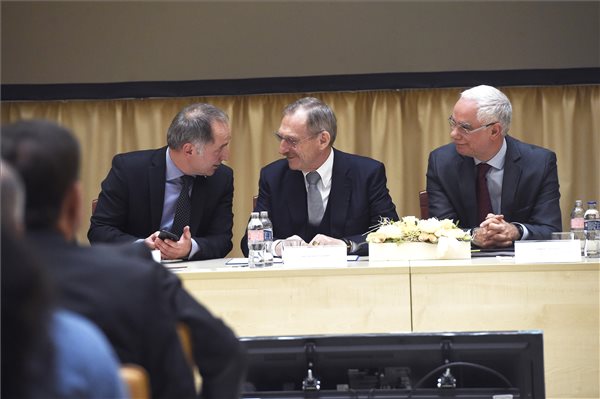 pinter_balog_vecsei_romanap_2019apr10