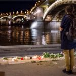 Virág és mécsesek a rakparton a hajóbalesetben elsüllyedt Hableány turistahajó közelében, a Margit hídnál 2019. május 30-án