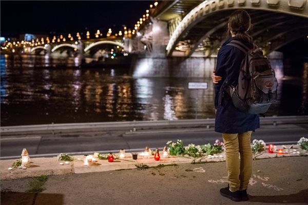 Virág és mécsesek a rakparton a hajóbalesetben elsüllyedt Hableány turistahajó közelében, a Margit hídnál 2019. május 30-án