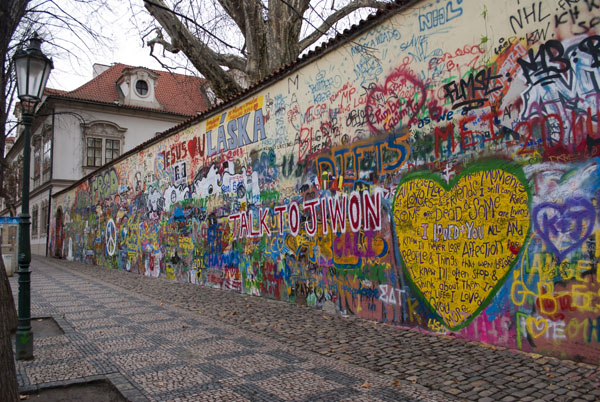 John_Lennon_fal_praga_0