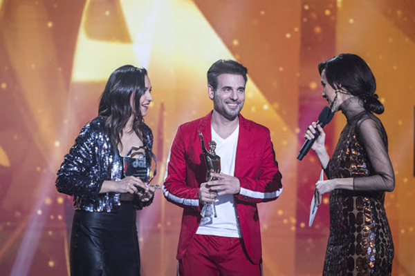 Budapest, 2020. március 7.A Dal Akusztik online szavazás gyõztesei Rácz Gergõ és Orsovai Reni a Mostantól címû dal elõadói (b és k) miután átvették a díjukat és Rókusfalvy Lili mûsorvezetõ A Dal 2020 televíziós show-mûsor döntõjében a Médiaszolgáltatás-támogató és Vagyonkezelõ Alap (MTVA) óbudai stúdiójában 2020. március 7-én. Õk lettek a Dal 2020 nyertesei is.MTI/Mónus Márton