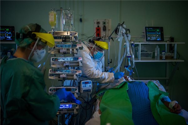 koronavirus_jarvany_lelegezteto_gep_beteg_korhaz_orvos_2020apr_szent_laszlo