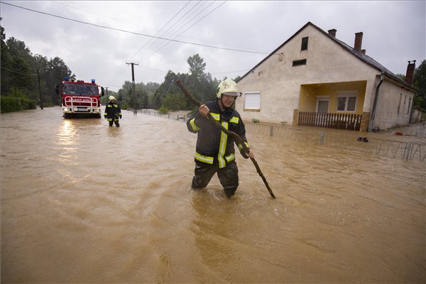 Tűzoltók a nagy esőzés miatt vízzel elárasztott utcában Liszóban, ahonnan az ott élőket kitelepítették 2020. július 25-én. Az előző nap este óta lehullott jelentős mennyiségű csapadék miatt a Zala megyei Liszóban és Surdon víz alá kerültek az alacsonyabban fekvő házak, több családot kitelepítettek. MTI/Varga György