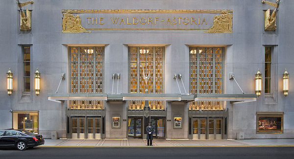 a_new_york_i_waldorf_astoria_aranykoranak_tobb_tizezer_targyat_arverezik_el