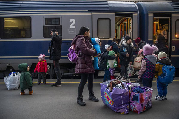 Budapest, 2022. március 7.
Az orosz-ukrán háború elől menekülő emberek Budapesten, a Keleti pályaudvaron 2022. március 7-én.
MTI/Balogh Zoltán