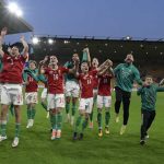 Wolverhampton, 2022. június 14.
A magyar csapat tagjai győzelmüket ünneplik a labdarúgó Nemzetek Ligája 4. fordulójában játszott Anglia - Magyarország mérkőzés után a wolverhamptoni Molineux Stadionban 2022. június 14-én. A magyar válogatott 4-0-ra győzött.
MTI/Koszticsák Szilárd