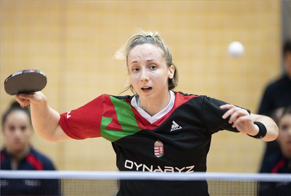 Madarász Dóra játszik a román Andrea Dragoman ellen az asztalitenisz női Európa-bajnoki selejtező A1 csoportjának Magyarország - Románia mérkőzésén a Budaörsi Sportcsarnokban 2022. november 16-án. MTI/Szigetváry Zsolt