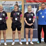 Az ezüstérmes magyar csapat, Póta Georgina, Dari Helga, Fazekas Mária és edzőjük, Bachman Péter a női asztalitenisz Európa-kupa döntőjének visszavágója, az SH-ITB Budaörsi SC - ASD Quattro Mori Cagliari mérkőzés eredményhirdetésén a Budaörsi Városi Sportcsarnokban 2023. május 7-én. Az olasz csapat 3-0-ra nyert, így kettős győzelemmel lett kupagyőztes. MTI/Lakatos Péter