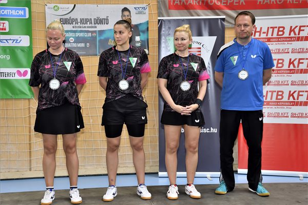 Az ezüstérmes magyar csapat, Póta Georgina, Dari Helga, Fazekas Mária és edzőjük, Bachman Péter a női asztalitenisz Európa-kupa döntőjének visszavágója, az SH-ITB Budaörsi SC - ASD Quattro Mori Cagliari mérkőzés eredményhirdetésén a Budaörsi Városi Sportcsarnokban 2023. május 7-én. Az olasz csapat 3-0-ra nyert, így kettős győzelemmel lett kupagyőztes. MTI/Lakatos Péter