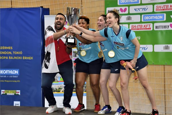 A győztes olasz csapat, Mattia Contu edző, Edem Offiong, Tania Maria Plaian és Andrea Dragoman (b-j)  ünnepel a trófeával, a női asztalitenisz Európa-kupa döntőjének visszavágója, az SH-ITB Budaörsi SC - ASD Quattro Mori Cagliari mérkőzés eredményhirdetésen a Budaörsi Városi Sportcsarnokban 2023. május 7-én. Az olasz csapat 3-0-ra nyert, így kettős győzelemmel lett kupagyőztes. MTI/Lakatos Péter