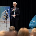 Budapest, 2023. május 13.
Soltész Miklós, a Miniszterelnökség egyházi és nemzetiségi kapcsolatokért felelõs államtitkára köszöntõt mond a gyermekvédelmi ellátásban nevelkedõ gyermekek és fiatalok tizenkettedik alkalommal megrendezett Varázscsepp országos tehetségkutató versenyének döntõje elõtt a fõvárosi Millenáris parkban 2023. május 13-án. A tehetségkutató versenyt a Cseppkõ Gyermekotthoni Központ és a Szociális és Gyermekvédelmi Fõigazgatóság szervezte.
MTI/Kovács Attila