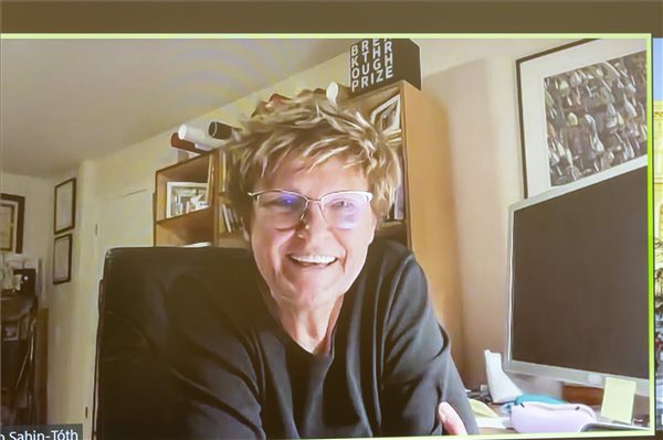 A képernyőn Karikó Katalin Széchenyi-díjas biokémikus videókapcsolaton keresztül a Szegedi Tudományegyetem eredményváró eseményén, miután a stockholmi Karolinska Intézetben bejelentették, hogy Karikó Katalin és Drew Weissman amerikai mikrobiológus kapja az idei orvosi-élettani Nobel-díjat az mRNS-alapú vakcinák kifejlesztését megalapozó felfedezéseikért, 2023. október 2-án. MTI/Rosta Tibor