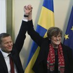 Karikó Katalin (j) és Krausz Ferenc Nobel-díjas tudósok a tiszteletükre a stockholmi magyar nagykövetségen tartott ünnepségen 2023. december 9-én. Karikó Katalin biokémikus Drew Weissman amerikai mikrobiológussal 2023. október 2-án megosztva nyerte el az orvosi-élettani Nobel-díjat az mRNS-alapú oltóanyagok kifejlesztését megalapozó felfedezéseikkel. Krausz Ferenc fizikus az attoszekundumos fizika területének megalapításáért és az elektronok kutatásáért Anne L'Huillier és Pierre Agostini francia fizikusokkal 2023. október 3-án megosztva nyerte el az idei fizikai Nobel-díjat. A díjátadó ünnepséget december 10-én rendezik a svéd fővárosban. MTI/Koszticsák Szilárd