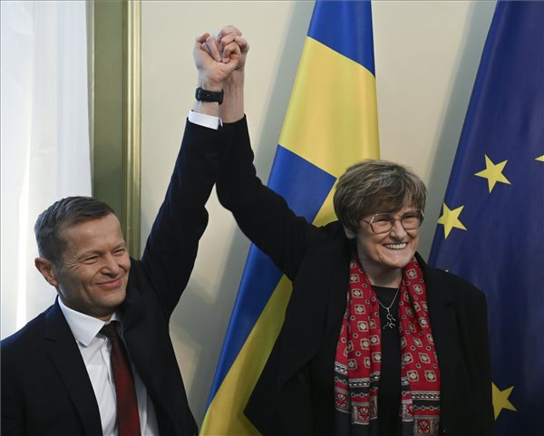 Karikó Katalin (j) és Krausz Ferenc Nobel-díjas tudósok a tiszteletükre a stockholmi magyar nagykövetségen tartott ünnepségen 2023. december 9-én. Karikó Katalin biokémikus Drew Weissman amerikai mikrobiológussal 2023. október 2-án megosztva nyerte el az orvosi-élettani Nobel-díjat az mRNS-alapú oltóanyagok kifejlesztését megalapozó felfedezéseikkel. Krausz Ferenc fizikus az attoszekundumos fizika területének megalapításáért és az elektronok kutatásáért Anne L'Huillier és Pierre Agostini francia fizikusokkal 2023. október 3-án megosztva nyerte el az idei fizikai Nobel-díjat. A díjátadó ünnepséget december 10-én rendezik a svéd fővárosban. MTI/Koszticsák Szilárd