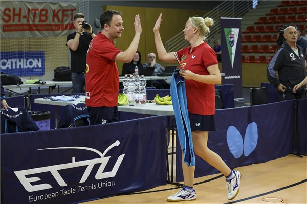 A budaörsi Póta Georgina (j) és Bachman Péter, a csapat edzője a női Európa-kupa döntőjének visszavágóján játszott SH-ITB Budaörsi SC - Museo De la Almendra Francisco Morales mérkőzésen a budaörsi sportcsarnokban 2024. április 27-én. MTI/Hegedüs Róbert