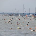 Balaton-átúszás résztvevői megkezdik az 5,2 kilométeres táv teljesítését Révfülöpnél 2024. július 21-én. MTI/Vasvári Tamás
