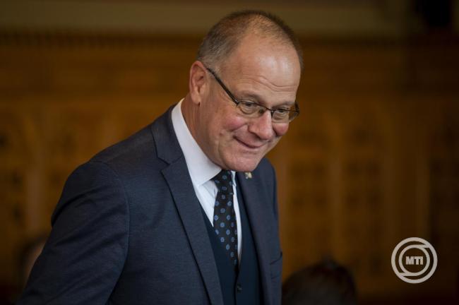 Budapest, 2025. november 3. Navracsics Tibor közigazgatási és területfejlesztési miniszter érkezik éves meghallgatására az Országgyűlés európai ügyek bizottságának ülésén az Országház Tisza Kálmán termében 2025. november 3-án. MTI/Balogh Zoltán