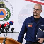 Budapest, 2026. január 14. Mukics Dániel tűzoltó alezredes, az Országos Katasztrófavédelmi Főigazgatóság (OKF) szóvivője a rendkívüli téli időjárás miatt felállított operatív törzs ülését követő sajtótájékoztatón az OKF Mogyoródi úti épületében 2026. január 14-én. MTI/Purger Tamás