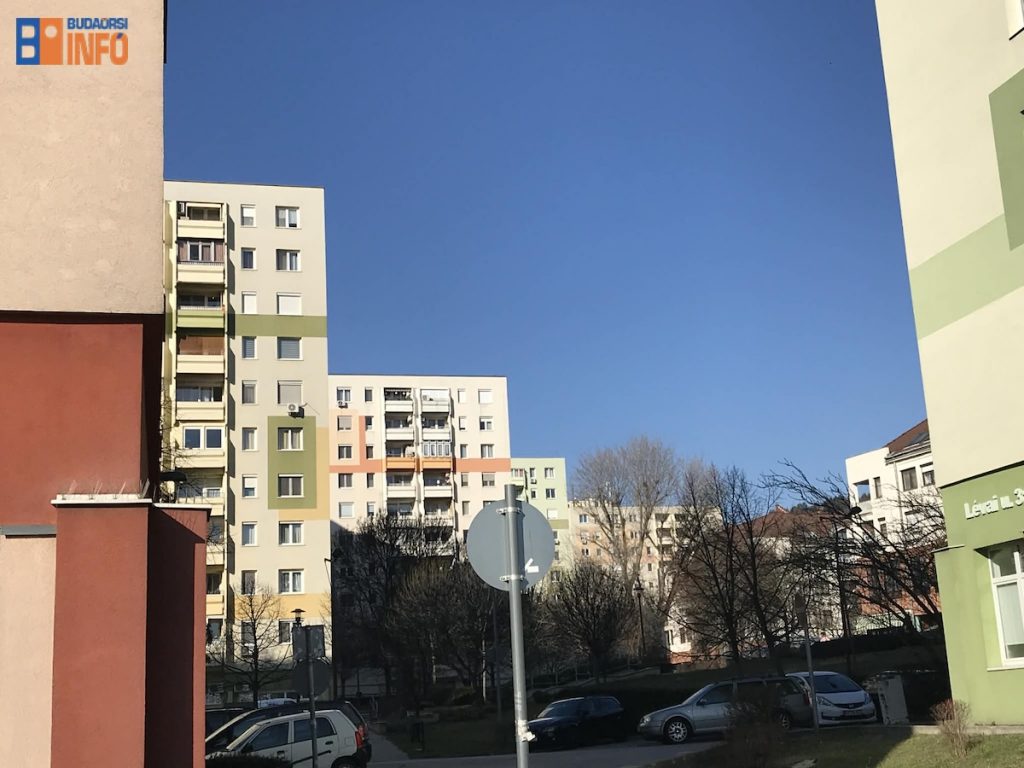 budaors_lakotelep4_2026febr28_panel_napos_ido_parkolas