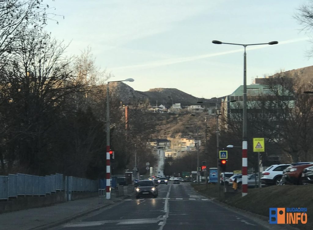 herman_iskola2_budaors_bretzfeld_utca_iskolai_atkelo_kozlekedes_lampa_biztonsagi_jelzesek_2026febr27