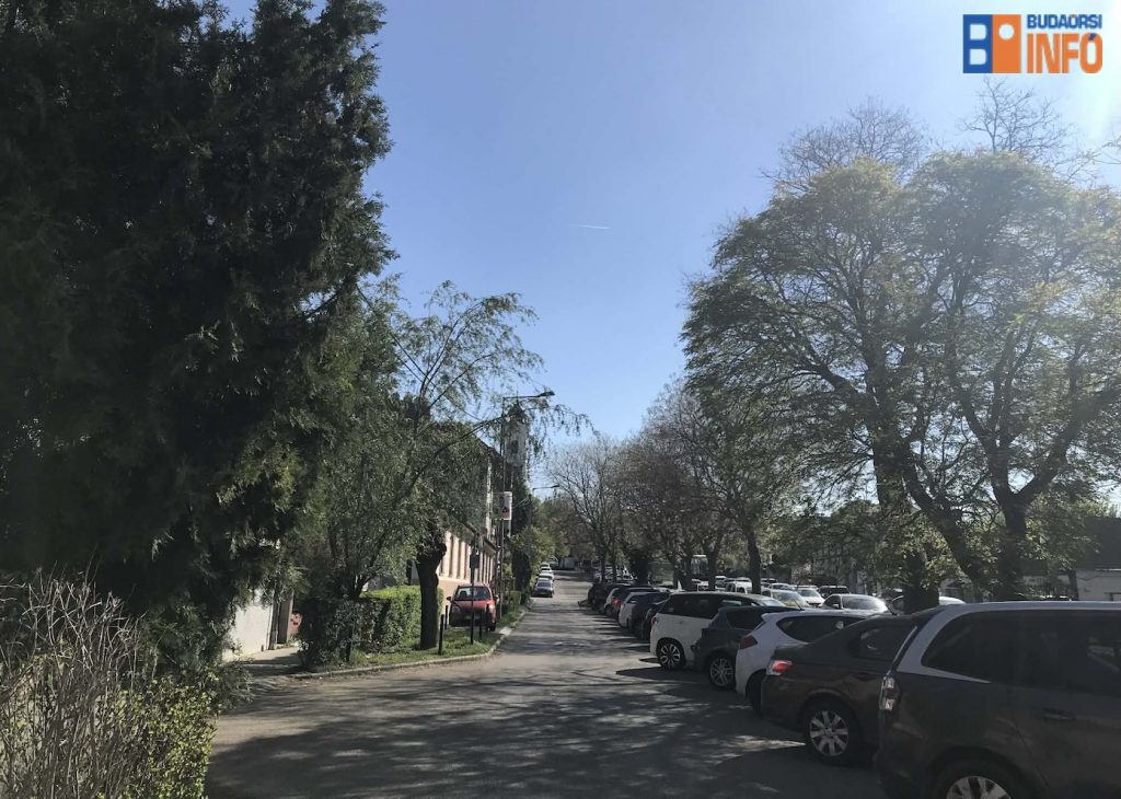 budaors_jmmk_szerviz_ut_parkolas_templom_idojaras_napos_2026apr18