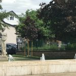 budaors_2026maj13_varoshaza_elotti_szobor_szokokut