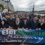 Az első sorban balról jobbra: Caroline Savage, az Amerikai Egyesült Államok budapesti nagykövetségének ideiglenes ügyvivője, Yulia Dor, a Szochnut közép-kelet-európai régió vezetője, Karácsony Gergely Budapest főpolgármestere, Szabó György, a Magyarországi Zsidó Örökség Közalapítvány kuratóriumának elnöke, Grósz Andor, a Magyarországi Zsidó Hitközségek Szövetsége (Mazsihisz) elnöke, Vitézy Dávid közlekedési és beruházási miniszter, Maya Kadosh, Izrael magyarországi nagykövete és Michel Gourary, az Élet Menete nemzetközi szervezetének európai igazgatója az Élet menete rendezvényen a budapesti id. Antall József rakparton 2026. május 17-én. A holokauszt áldozataira emlékező, 22. alkalommal megrendezett séta résztvevői a Cipők a Duna-parton holokauszt-emlékműtől a Carl Lutz rakparton található Embermentők emlékműve elnevezésű színpadhoz vonultak. MTI/Balogh Zoltán
