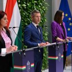 Magyar Péter miniszterelnök a kormányülés után tartott sajtótájékoztatón a Miniszterelnökségen 2026. május 18-án. Mellette Magyar Éva (b) és Köböl Anita kormányszóvivők. MTI/Hegedüs Róbert