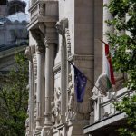 A magyar és az EU-s zászló a Magyar Nemzeti Bank épületén az V. kerületi Szabadság téren 2026. április 26-án. MTI//Szigetváry Zsolt