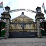 A Petőfi Sándor-laktanya bejárata 2026. május 15-én. Petőfi Sándor nevét viseli ismét a Budaörsi úti laktanya. MTI/Hegedüs Róbert