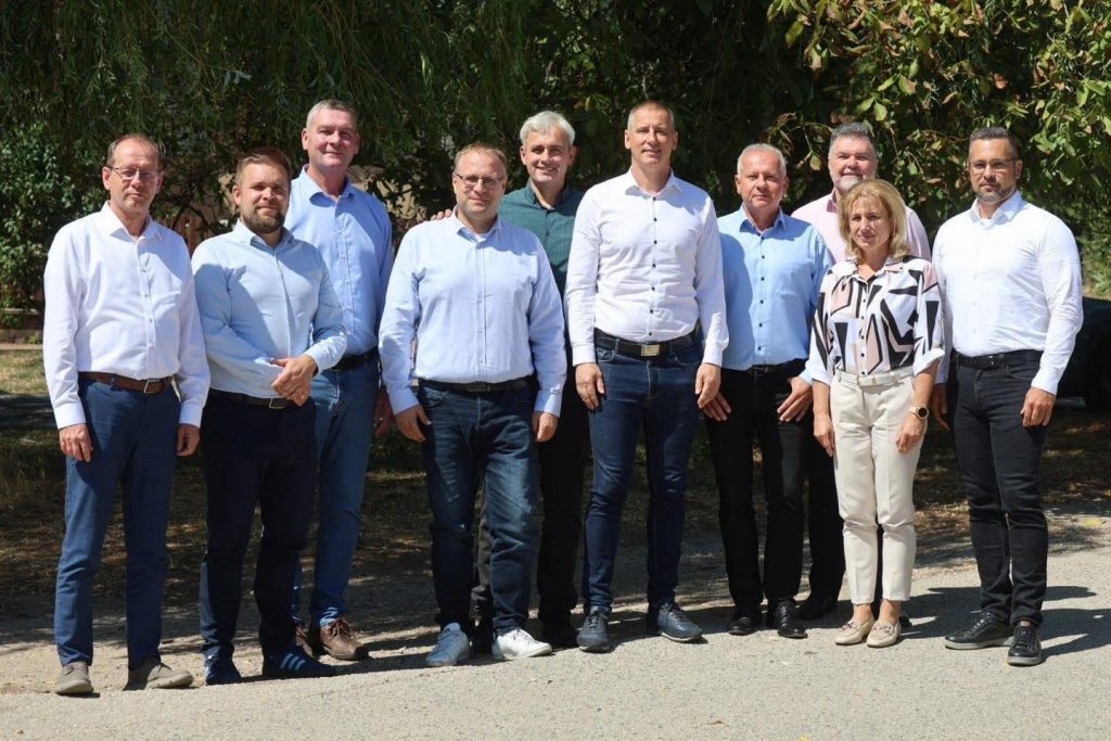 Botka László, Szeged polgármestere
Csőzik László, Érd polgármestere
Györfi Mihály, Szolnok polgármestere
Horváth Jácint, Nagykanizsa polgármestere
Márki-Zay Péter, Hódmezővásárhely polgármestere
Nemény András, Szombathely polgármestere
Péterffy Attila, Pécs polgármestere
Pintér Bence, Győr polgármestere
Pintér Tamás, Dunaújváros polgármestere
Szücsné Posztovics Ilona, Tatabánya polgármestere