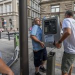 A parkolás üzemeltetés munkatársai leszerelnek egy parkolóautomatát az V. kerületi Podmaniczky Frigyes téren 2026. július 2-án. Július elsejétől kizárólag mobiltelefon használatával lehet Budapesten fizetni a parkolásért. A budapesti utcákról több mint háromezer parkolóautomata tűnik el. MTI/Balogh Zoltán